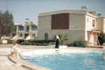 Pov�imn�te si oble�en� m�stn� muslimky a v�zte, �e se v tomhle oble�en� i koupaj�.